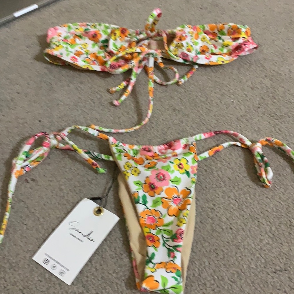 Sundia Swim, Brand New tags on, panty liner on never worn baiting suit.